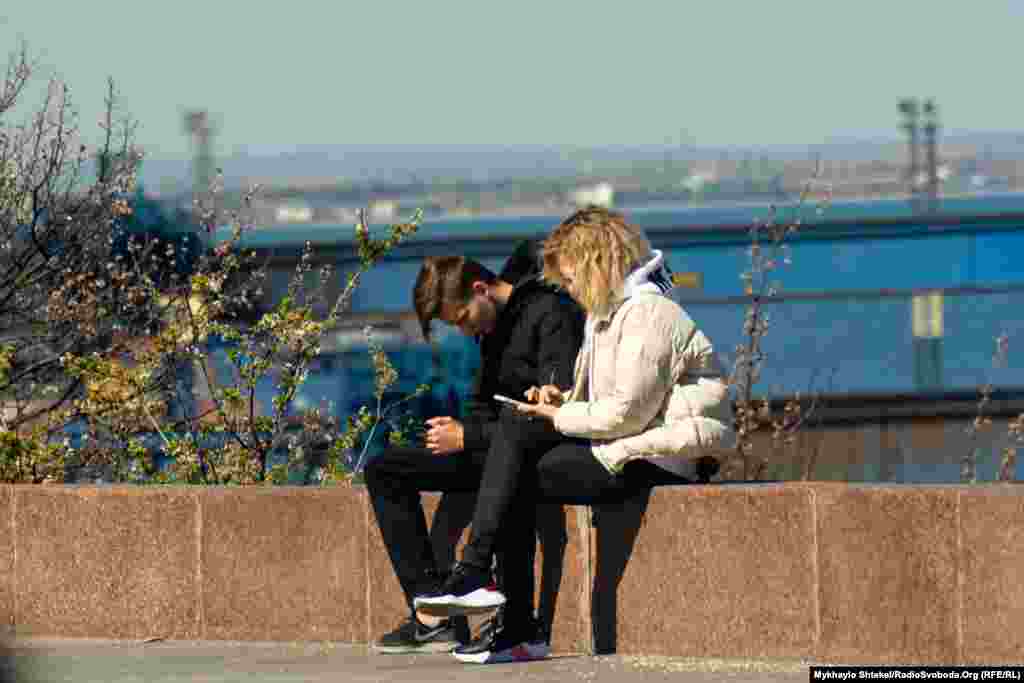 В одному з центральних парків Одеси, парку Шевченка, продовжують гуляти, незважаючи на заборону. Кажуть, що поліції тут немає. 6 квітня 2020 року