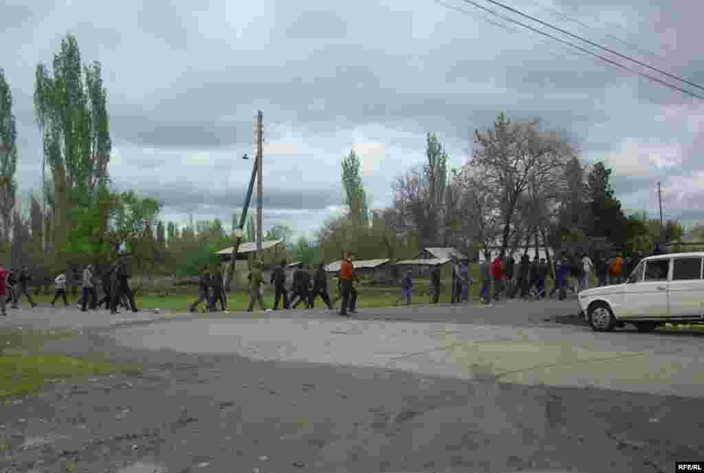 Айылдыктар  күрт жигити төрт жашар кызды зордуктаса, аны милиция көрмөксөн болду деп зөөкүрдү өздөрү жазалоону чечишкен. - Kyrgyzstan - The interethnic conflict in village Petrovka. 26Apr2009