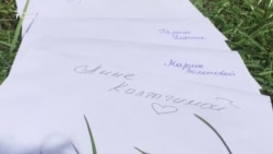 Сваякі і калегі пакуюць перадачы затрыманым журналістам Tut.by і БелаПАН. ВІДЭА