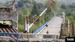 В случае если Россия вновь откажется давать обязательство, а абхазская, грузинская и осетинская стороны сделают совместное заявление, позиции Грузии будут серьезно подорваны, считают эксперты