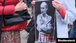 Учасниці «Маршу миру» на підтримку України із засудженням військової агресії Росії у Криму. Москва, 15 березня 2014 року. Напис на плакаті російською мовою: «Внимание! Сбежал буйный пациент. Диагноз: гипертоксическая шизофрения»