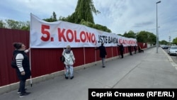 Плакат с надписьмю "Пятая колонна. Вы – банда коллабрантов" развернули несогласные с приездом "Ночным волков" в Чехию