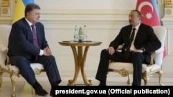 Встреча президентов Украины и Азербайджана - Петра Порошенко (слева) и Ильхама Алиева в Баку, 14 июля 2016 г.