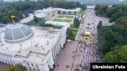 Акція протесту власникаків автомобілів з іноземною реєстрацією під будівлями Кабінету міністрів та Верховної Ради. Київ, 6 вересня 2017 року