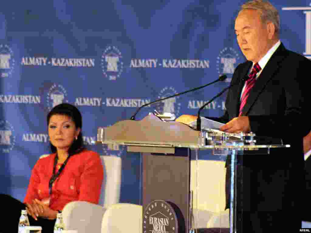 Дарига Назарбаева вместе с отцом Нурсултаном Назарбаевым на Евразийском форуме в Алматы.