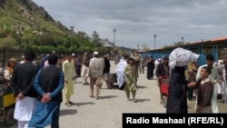 تعدادی از افغانها در نزدیکی دروازه تورخم٬ مرز میان افغانستان و پاکستان 