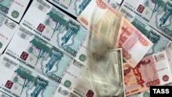 Номинальный курс американской валюты, по мнению экспертов, в ближайшее время останется у нынешних уровней.