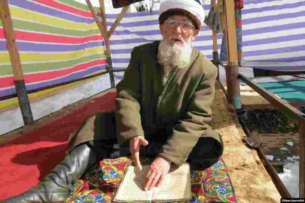 Муктар ата Арстанбаптын тарыхы тууралуу китепти көрсөтүүдө.          