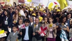 Папу Римського вітали на летовищі у Тбілісі (відео)