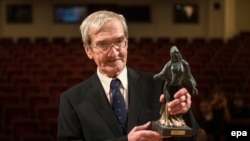 Колишній радянський офіцер Станіслав Петров тримає премію Дрездена в Оперному театрі Земпера. Німеччина, Дрезден, 17 лютого 2013 року