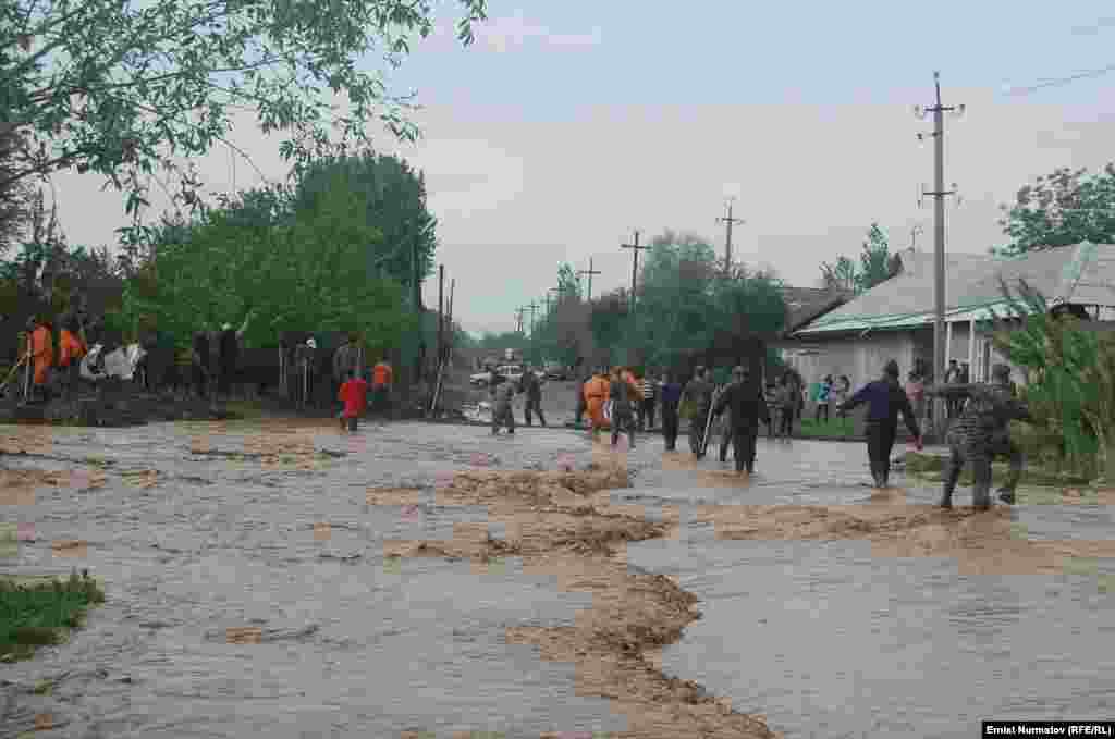 Кыргыз чек айылынан аккан сел төмөндөгү Курманжан Датка айылын каптап кирген.&nbsp;