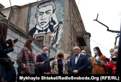 Посол Джоел Ліон на відкриті в Одесі муралу Володимиру Зеєву Жаботинському