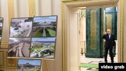 Wiktor Hramow gapynyň aňyrsynda, Aşgabat, 2009-njy ýyl.