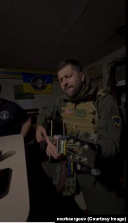 Марк співає для українських захисників