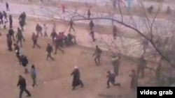 Скриншот с видео на сайте "Ютуб" о расстреле людей на площади в Жанаозене, 16 декабря 2011 года.  