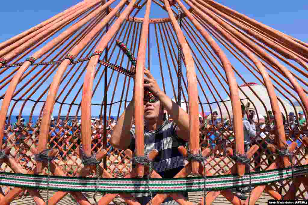 Конокторго боз үйдү тез тигүү да көрсөтүлдү. Анда көчмөндөр оюнунда боз үйдү эң тез тиккен, рекорд койгон Тоң районунун дал ушул балдары болгон.