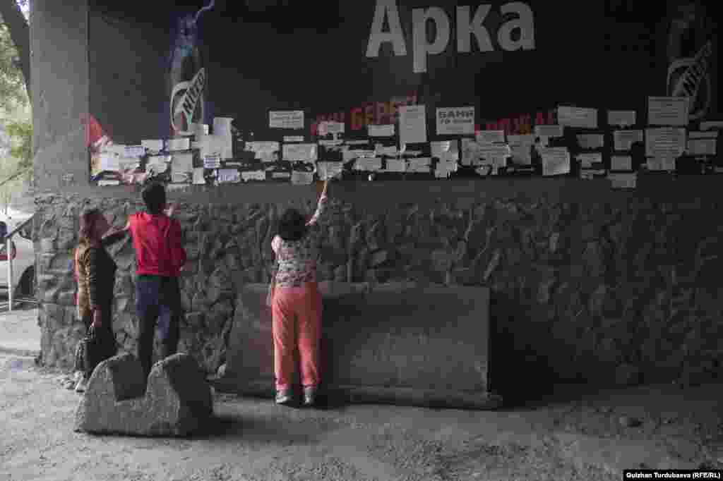 Ижарага батир издегендер үчүн маалымат тактасына айланган жатаканадагы өтмөк.&nbsp;