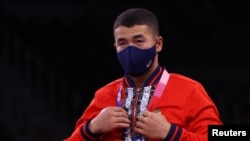 22 жаштагы Акжол Махмудов Олимпиаданын күмүш медалын утту.