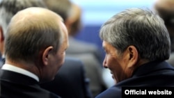 Президенты РФ и КР на Санкт-Петербургском экономическом форуме, 21 июня 2012 года.