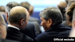 Владимир Путин жана Алмазбек Атамбаев.