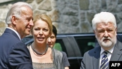 Сербия: Премьер-министр Мирко Цветкович АКШ вице-президенти Жо Байденди тосуп алууда. Белград, 20-май.  