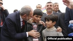 Հայաստանի վարչապետ Նիկոլ Փաշինյանը զրուցում է Սիս գյուղի փոքրիկների հետ