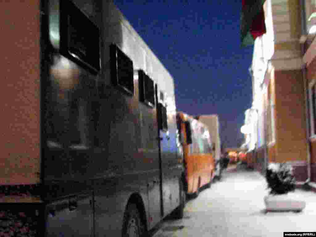 Oktýabr meýdanyna bronlanan MAZ maşynlary hem getirilýär.