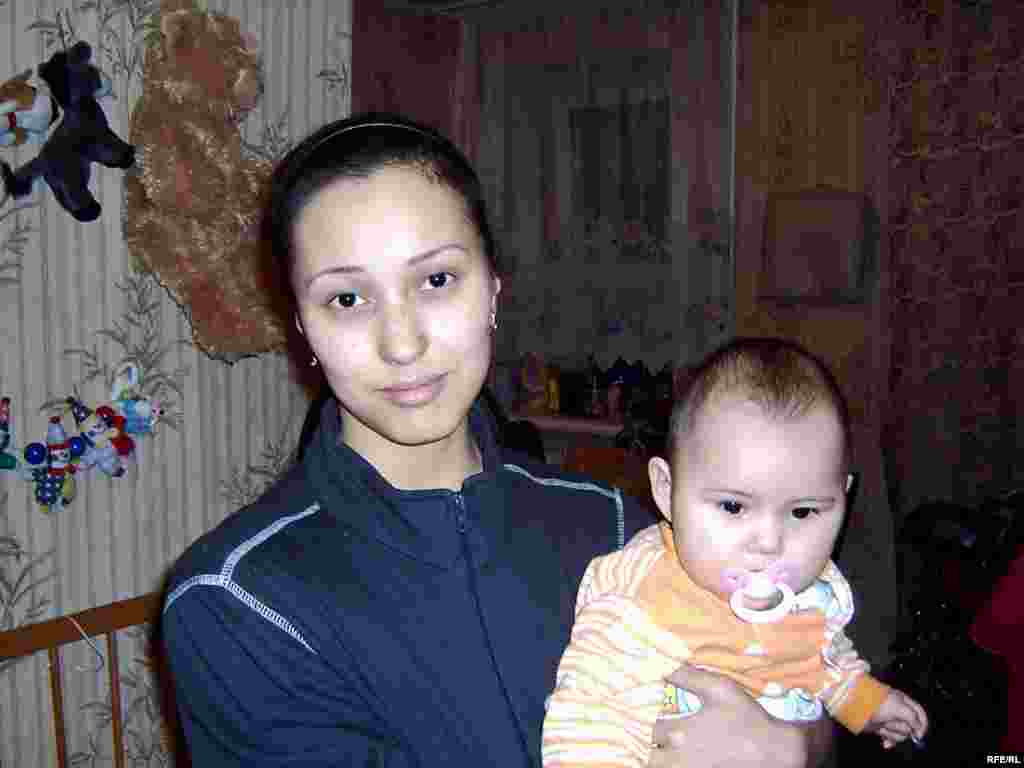 Мадина Унербаева, восходящая звезда театра оперы и балета,  живет в общежитии с девятимесячной дочерью Айшой и мужем. - Мадина Унербаева – восходящая звезда театра оперы и балета живет в общежитии с девятимесячной дочерью Айшой и мужем.