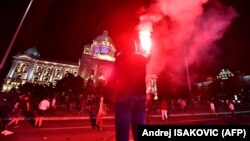 Սերբիա - Ոստիկանությունն արցունքաբեր գազ է կիրառում՝ ցրելու սահմանափակումները վերստին խստացնելու դեմ բողոքի ցույցը խորհրդարանի շենքի դիմաց, Բելգրադ, 7-ը հունիսի, 2020թ.