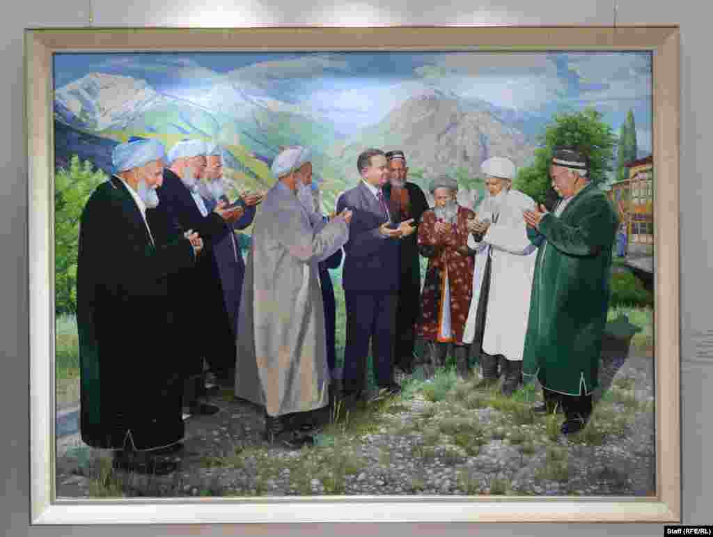 2005-жылы тартылган бул картина Каримов айыл башчылары менен кошо бата кылып жатканын чагылдырат. Өзбекстандын мурдагы президенти исламчыл радикализмге каршы катаал чара көргөнү менен белгилүү болчу.