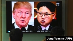 Экранда АКШнын президенти Доналд Трамп менен Түндүк Кореянын лидери Ким Чен Ын тууралуу телеберүү көрсөтүлүп жатат. Түштүк Корея,  9-март, 2018-жыл.