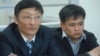 Подсудимый по делу о крушении самолета Ан-72 авиадиспетчер Канат Акилбеков (справа) со своим адвокатом. Шымкент, 24 марта 2014 года.