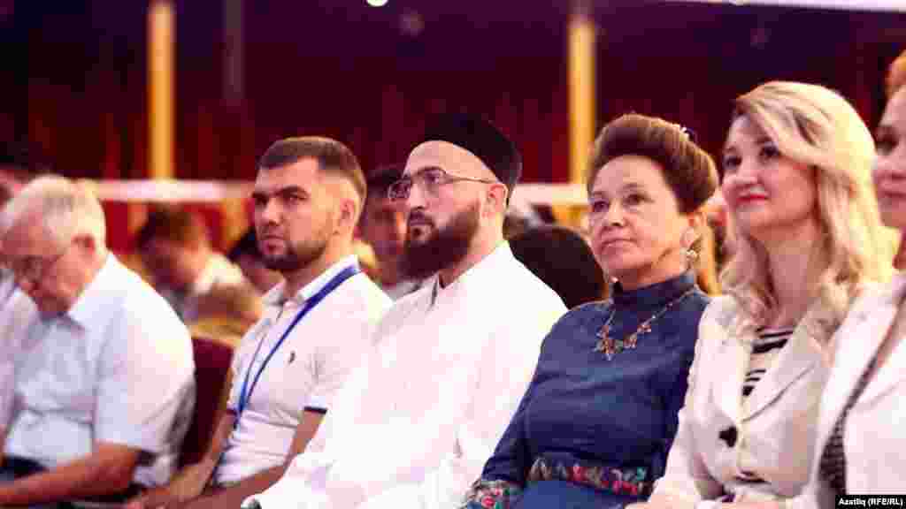 Форум делегатлары һәм кунаклар (уртада): Камил хәзрәт Сәмигуллин һәм Кадрия Идрисова