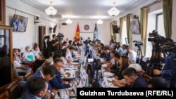 Бишкек, Ош жана Токмок: мэр шайлоо кандай өттү?