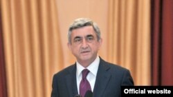 Серж Саргсян выступает на встрече с армянcкой общиной Ростова-на-Дону, 1 июня 2010 г. (фотография – пресс-служба президента Армении)