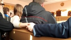 Суд над удзельнікамі акцыі недармаедаў і журналістамі ў Воршы. На фота — Вольга Севярынец і Павал Севярынец трымаюцца за рукі