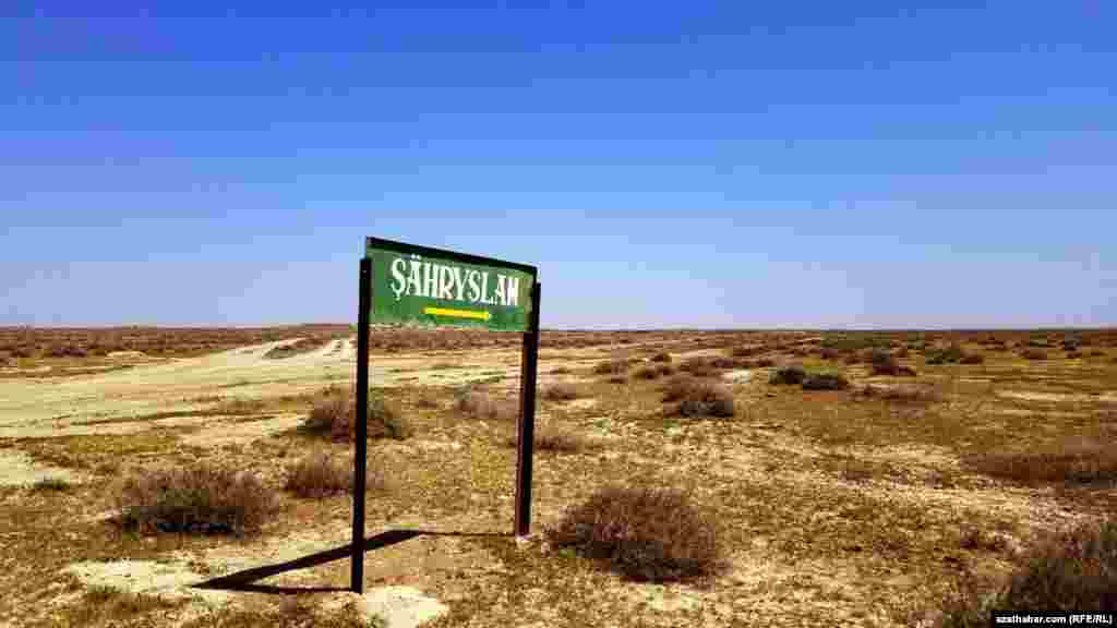 Şähryslam orta asyrlarda Beýik ýüpek ýolunyň ugrunda, Aşgabadyň günbatarynda ýerleşýän häzirki Bäherdeniň golaýynda ýerleşipdir.