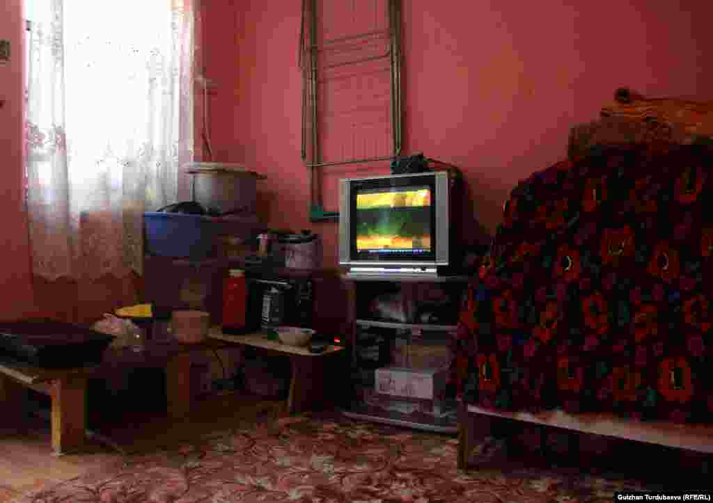 Төрт дубалдын бир бурчу ашкана болсо, экинчи бурчу жатакана.&nbsp; &nbsp;