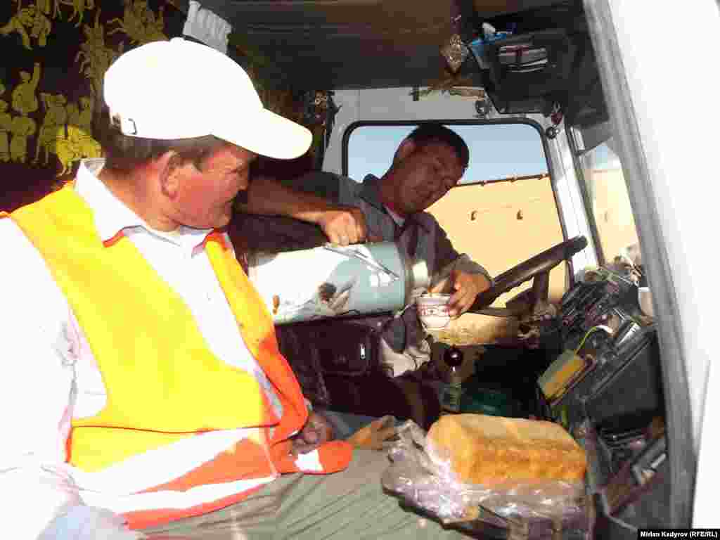 &quot;Таза Нарын&quot; ишканасында 16 киши иштейт. Ишкана жумушчуларга түшкү тамагын жанына салып бергендиктен, алар иш маалында эле тамактанып алышат.