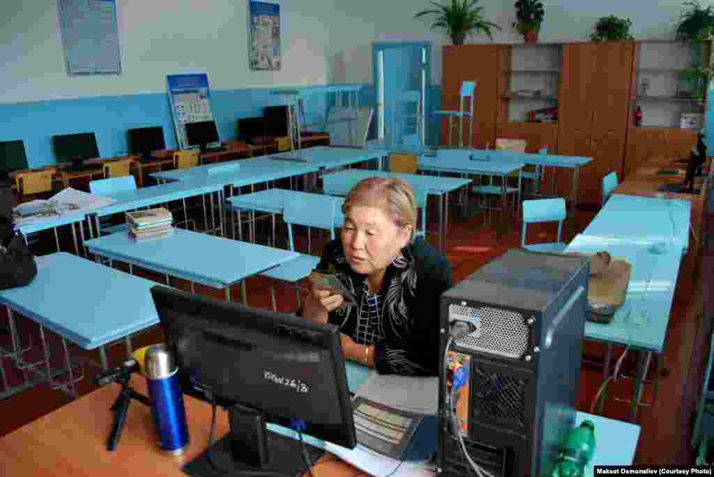 Чаек айылындагы Т. Турсунбаева атындагы мектеп-гимназиянын мугалими Айгүл Мамбеталиева бош класста &quot;WhatsApp&quot; аркылуу сабак өтүп жатат.&nbsp;