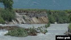 Кыргыз-казак чек арасынын кайсы бир бөлүгү Чүй суусун бойлоп өтөт.