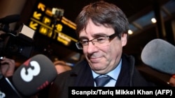 Немис полициясы Карлес Пучдемонду Германия-Дания чек арасынан кармаган.  