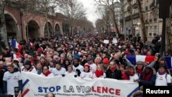 Демонстрация "красных платков"