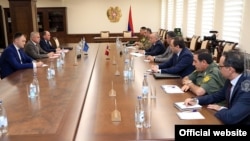 Встреча генсека ОДКБ Станислава Зася с министром обороны Армении Аршаком Карапетяном, Ереван, 9 августа 2021 г.