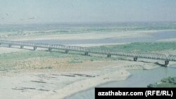 Russiýa patyşalygy döwründe Amyderýanyň üstünden gurlan köne köpri. Arhiw suraty. 