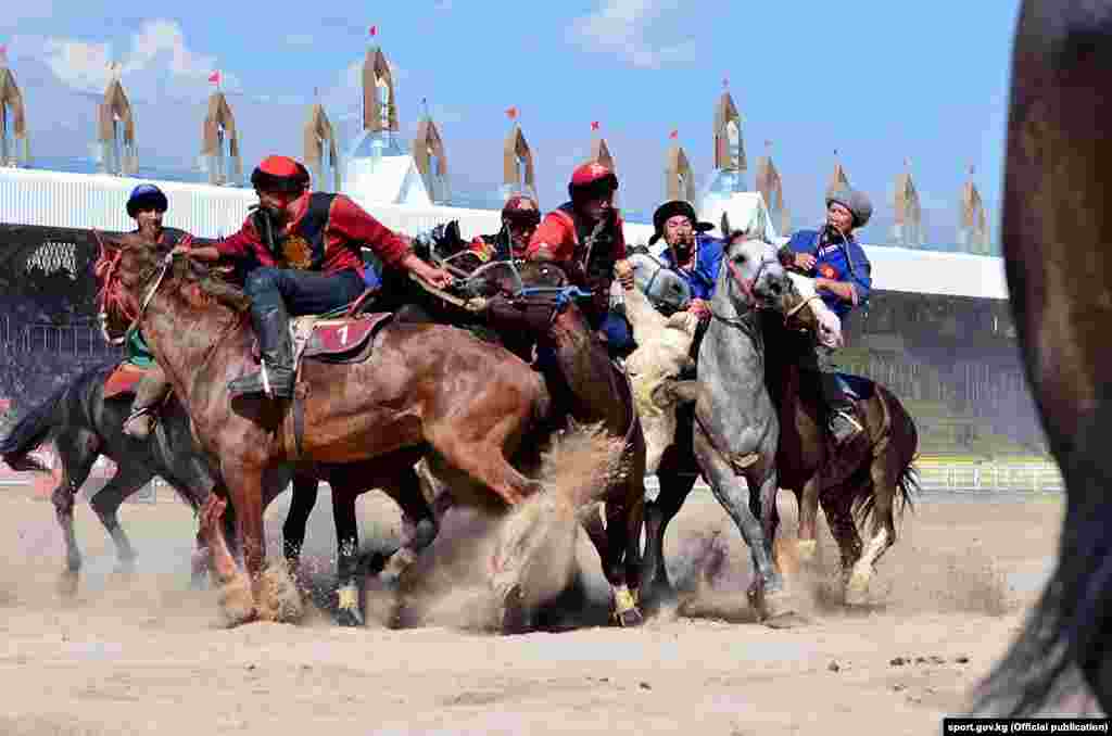 Бүгүн Бишкекте өтүп жаткан &ldquo;Нооруз-2019&rdquo; республикалык көкбөрү турниринин финалдык оюндары өтөт. Оюндар &ldquo;Ак-кула&rdquo; ат майданында болуп, көкбөрү оюнунан тышкары улуттук ат оюндар спортунун түрлөрү боюнча жыйынтыктар чыгат.