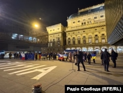 Чеські активісти провели акцію в Празі із закликом до держав-членів Європейського Союзу надати репараційний кредит Україні та використати заморожені російські фінансові активи для оборони України, 4 грудня 2025 року