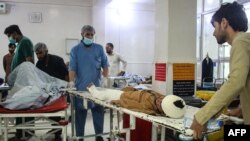 تداوی مجروحین در یک شفاخانه در شهر جلال آباد ولایت ننگرهار به دنبال زلزله یکشنبه شب