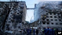 У Соломʼянському районі, де російська ракета влучила в 9-поверховий житловий будинок тривають пошуки зниклих безвісти