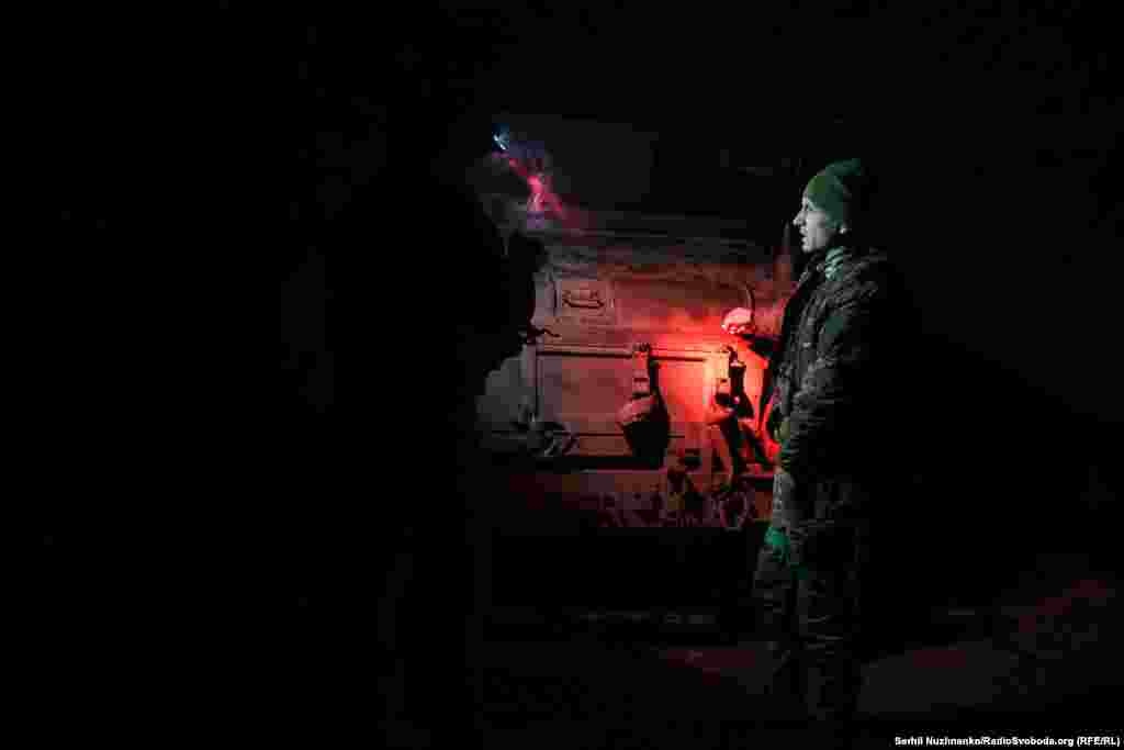 &laquo;Зараз перекуримо, і в дорогу&raquo;, &ndash; говорить один із військових. Ми з колегою одягаємо бронежилети, беремо техніку. Бронежилети ми знімемо через добу на цьому ж місці, коли повернемось з позицій &nbsp;